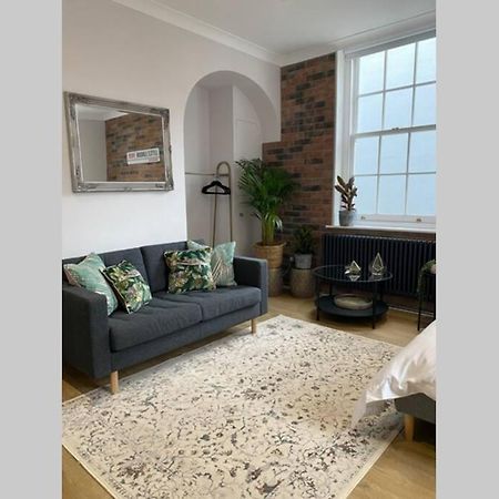 City Centre Entire Studio Apartment Chichester Ngoại thất bức ảnh