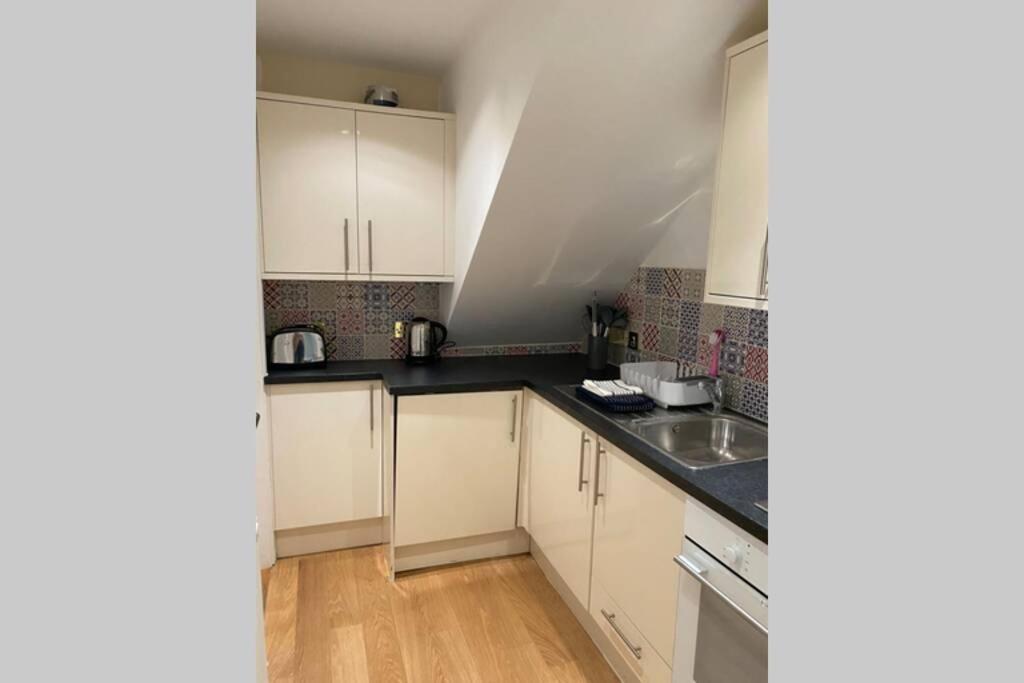 City Centre Entire Studio Apartment Chichester Ngoại thất bức ảnh